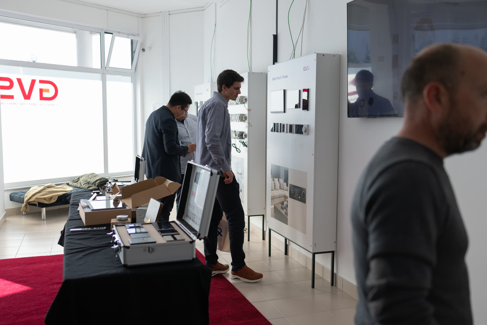 Equipa GVS no showroom — painéis Smart Touch e demonstração de produto