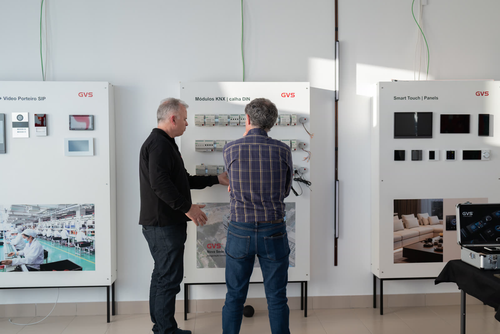 Painéis de módulos KNX calha DIN e Smart Touch no showroom GVS